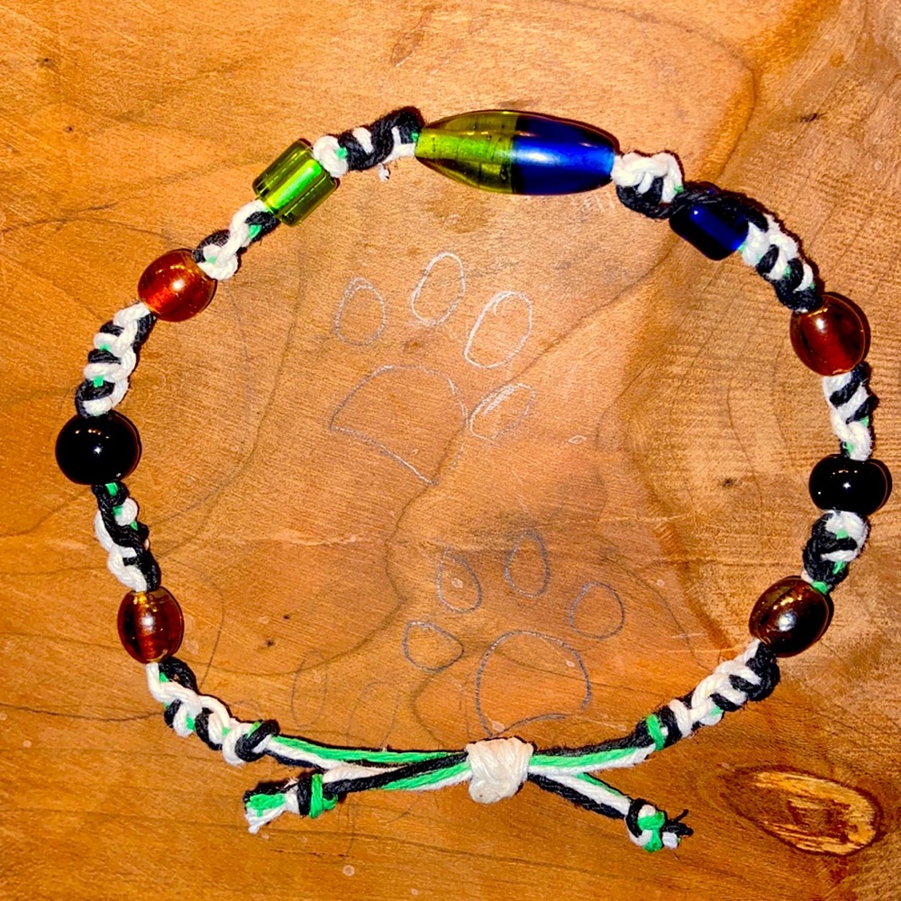 Hemp braided bracelet with glass beads
